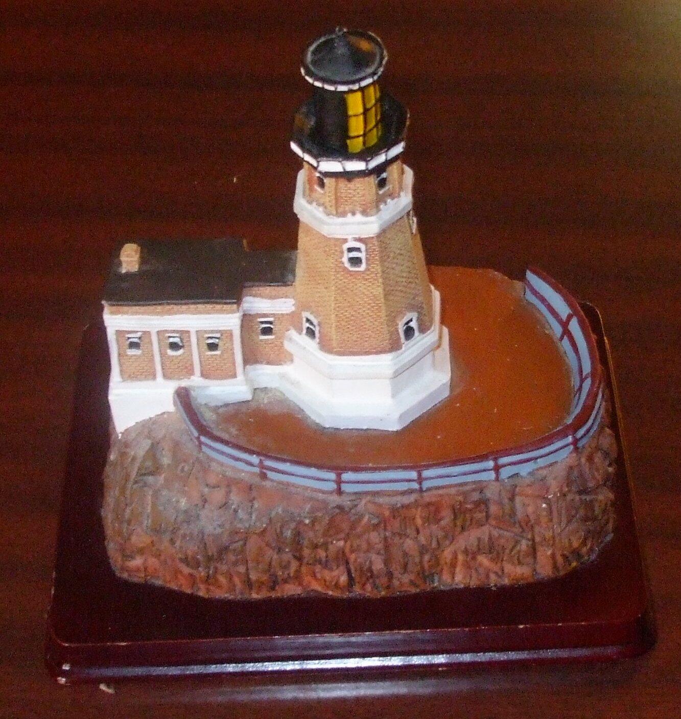 1998 Split Rock, MN Lighthouse ONEIDA STUDIOS Lighthouse Point Collection